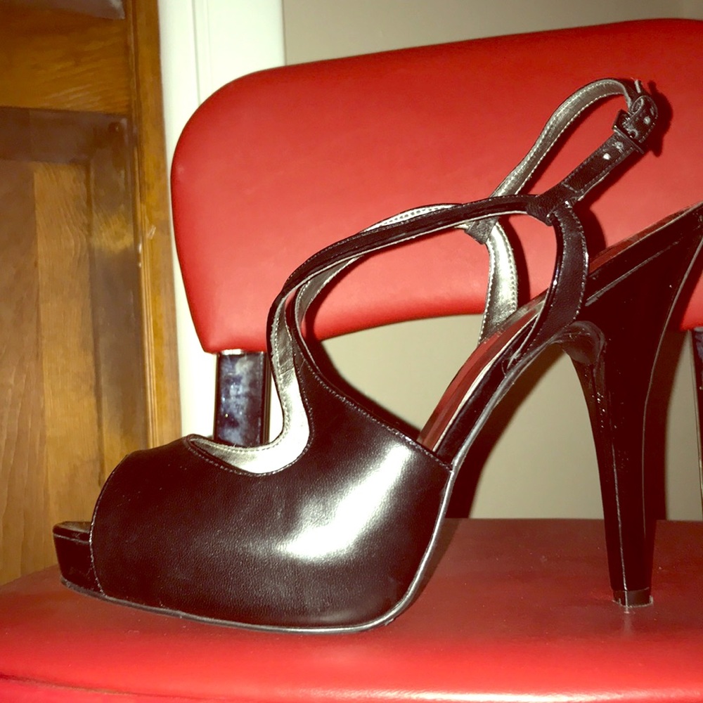 Guess Gwaland platform peep toe stilettos sz. 10M